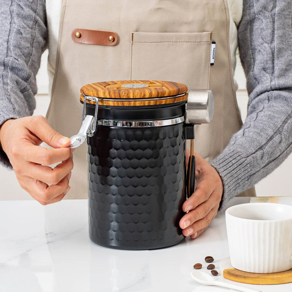 Coffee Canisters Airtight Coffee Bean Storage Container Kitchen Stainless Steel Food Storage Container with Scoop Date Tracker & CO2 Valve 61Fl Oz (60.8652 Fl Oz)