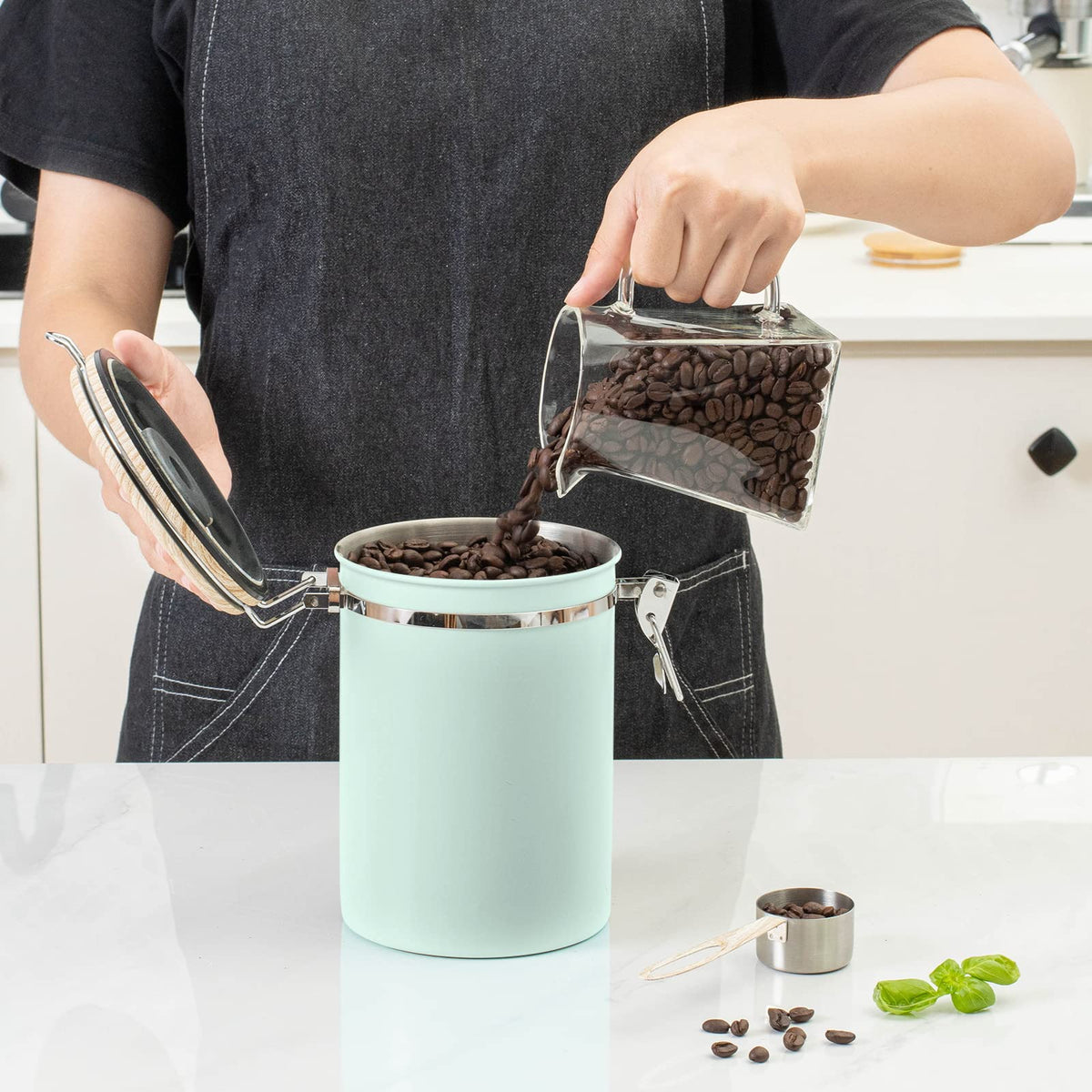 Coffee Canisters Airtight Coffee Bean Storage Container Kitchen Stainless Steel Food Storage Container with Scoop Date Tracker & CO2 Valve 61Fl Oz (60.8652 Fl Oz)